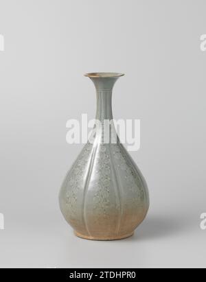 Bottle, anonymous, c. 1100 - c. 1199 Bottle -shaped vase of stoneware, covered with a white and black sludge and a green enamel. The wall is modeled in wide ribs. In each rib an entry flower drink, loose flowers and dots. The entered decoration is filled with white and black sludge sanggam technology). The edge with a gold lacquer repair. Celadon. Korea stoneware. glaze. rand: engraving / vitrification Bottle -shaped vase of stoneware, covered with a white and black sludge and a green enamel. The wall is modeled in wide ribs. In each rib an entry flower drink, loose flowers and dots. The enter Stock Photo