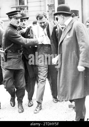 05/06/1932. The criminal Gorgulofff was immediately arrested, and the anger of all those who witnessed the event is reflected in the state he presents when he is taken to the Police Station. Credit: Album / Archivo ABC / Vidal Stock Photo