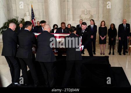 United States Supreme Court Police officers place the flag-draped casket of retired Supreme Court Justice Sandra Day OConnor onto the Lincoln Catafalque before a private service in the Great Hall at the Supreme Court in Washington, Monday, Dec. 18, 2023. Watching from left are Associate Justices of the Supreme Court Clarence Thomas, Samuel Alito, Sonia Sotomayor Elena Kagan, Neil Gorsuch, Brett Kavanaugh, Amy Coney Barrett, Ketanji Brown Jackson and retired Justice Anthony Kennedy.Justice O Connor, an Arizona native, the first woman to serve on the nations highest court, served from 1981 until Stock Photo