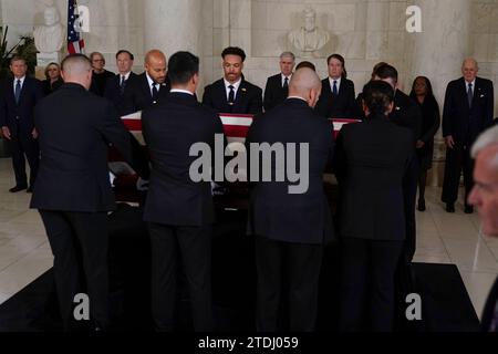 United States Supreme Court Police officers place the flag-draped casket of retired Supreme Court Justice Sandra Day OConnor onto the Lincoln Catafalque before a private service in the Great Hall at the Supreme Court in Washington, Monday, Dec. 18, 2023. Watching from left are Chief Justice of the United States John G. Roberts, Jr., Associate Justices of the Supreme Court Clarence Thomas, Samuel Alito, Sonia Sotomayor Elena Kagan, Neil Gorsuch, Brett Kavanaugh, Amy Coney Barrett, Ketanji Brown Jackson and retired Justice Anthony Kennedy. Justice O Connor, an Arizona native, the first woman to Stock Photo