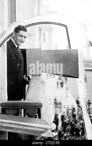 12/31/1932. From the balcony of the presidency of the Council of Ministers, the Minister of Finance Antonio Oliveira Salazar gives a speech that is broadcast by loudspeakers. Photo: Denis Salgado. Credit: Album / Archivo ABC / Denis Salgado Stock Photo