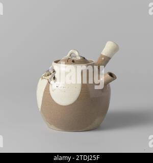 Ovoid teapot with a tree, anonymous, c. 1600 - c. 1800 Egg -shaped teapot made of stoneware with a handle at right angles to the spout, partially covered with a light brown and cream -colored glaze and painted in brown. A sketchy tree on the wall. The lower part of the pot is unglazed. Japan stoneware. glaze painting / vitrification Egg -shaped teapot made of stoneware with a handle at right angles to the spout, partially covered with a light brown and cream -colored glaze and painted in brown. A sketchy tree on the wall. The lower part of the pot is unglazed. Japan stoneware. glaze painting / Stock Photo