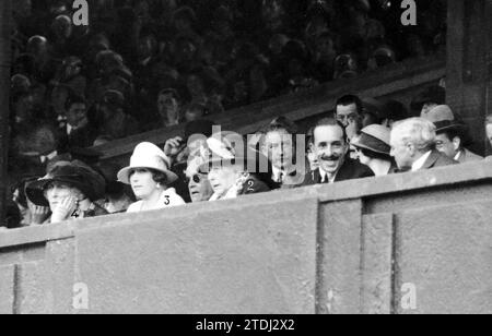 06/30/1926. London. The trip of the Kings of Spain. On the Winbledon 'Tennis' field Witnessing a Championship match: 1. Her Majesty D. Alfonso Xiii, 2. Princess Beatrice of Mountbatten, 3. HM Queen Victoria, 4. Princess Helena victory of Great Britain. Credit: Album / Archivo ABC Stock Photo