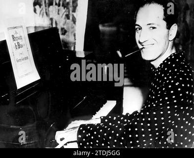 In Seattle, (Washington), in 1936, the famous American composer GEORGE GERSHWIN practices his famous 'Rhapsody in Blue' on the piano. Credit: Album / Archivo ABC / Zardoya Stock Photo