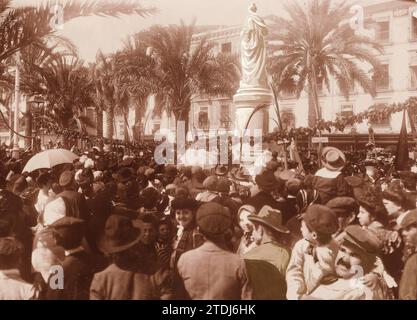 Alicante, March 1907. Inauguration of a monument. Act of unveiling the Monument to the Martyrs of Liberty of March 8, 1844 Photo: Cantos. Credit: Album / Archivo ABC / Cantos Stock Photo