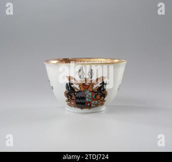 Spoon tray with the arms of the Van Reede van Oudtshoorn and Boesses family, anonymous, c. 1765 Pattipan with an oval, eight -time lobed wall of porcelain, painted on the glaze in blue, red, pink, green, yellow, tuquoise, black and gold. On the flat the coat of arms of the Reede van Oudtshoorn and Boesses families. In the center the weapon whose shield is divided in two. On the left the weapon of Van Reede van Oudtshoorn in Gray, on the right the weapon of Boesses in red and blue. There is a griffin on either side of the weapon. The helmet sign consists of a crown and wings. A decorative band Stock Photo