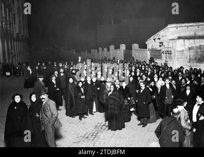 03/06/1913. On the first Friday of March in the church of Jesus the public forming a queue to enter to visit the image of Jesus in the church of the same name, in this Court. Photograph taken late on Friday night, by which the immense number of faithful who came to the temple can be judged throughout the day. Credit: Album / Archivo ABC / Ramón Alba Stock Photo