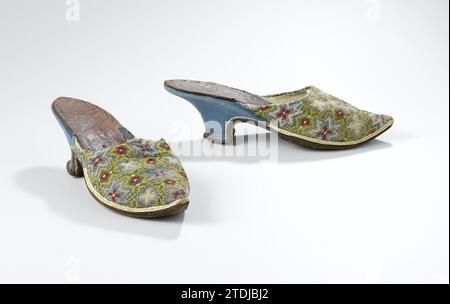 Muiltje with embroidered side sheet of silk on pattern, with pattern of blue star flowers on yellow stock with green network with red windows and white points, anonymous, c. 1660 Mile with front blade of embroidery from silk on pattern, with pattern of blue star flowers on yellow stock with green network with red diamonds and white points. Model: wide forefoot, pointed point. The heel is halfway through the yellowl and is covered with blue racked leather. Along the edge of the heel are white stitching. The front of the heel runs straight down in a rounded angle from the start of the yellowl. T Stock Photo