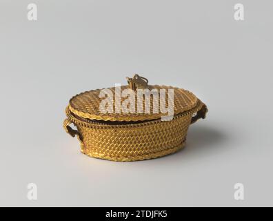 Oval box in the form of a basket with sewing, anonymous, c. 1900 - Before 1938 Gilded oval box of copper in the form of a basket, in which sewing. A scissor, a thimble, two needles and a tube attached to brown velvet. unknown copper (metal). wood (plant material). gilding (material). velvet (fabric weave) Gilded oval box of copper in the form of a basket, in which sewing. A scissor, a thimble, two needles and a tube attached to brown velvet. unknown copper (metal). wood (plant material). gilding (material). velvet (fabric weave) Stock Photo