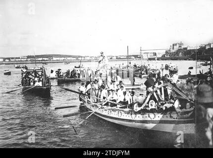 07/15/1914. The festival of the Virgin of Carmen in Santurce. The procession of the Virgin held in the port of Santurce (Bilbao), attended by the Captains carrying the image. Credit: Album / Archivo ABC / Espiga Stock Photo