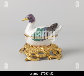 Box with lid in the form of a duck on pedestal, Meissener Porzellan Manufaktur, c. 1750 Box of painted porcelain. The box has the shape of a duck. The duck is on a gilded bronze rococo footage. The duck is partially painted in blue, green, brown and black; The head in blue, purple and gray with a yellow beak. The box is unnoticed. Float porcelain. bronze (metal) gilding Box of painted porcelain. The box has the shape of a duck. The duck is on a gilded bronze rococo footage. The duck is partially painted in blue, green, brown and black; The head in blue, purple and gray with a yellow beak. The Stock Photo