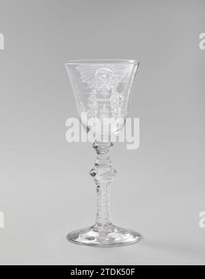 Twisted stem glass with a wedding scene, anonymous, 1796 Konical foot with pontil brand. The trunk made up of a baluster and two nodi. A double white sling in the baluster. Funnel -shaped chalice rounded at the bottom. On the chalice are depicted a man and a woman who reach each other over an altar with a burning heart on it. Above the performance a jet wreath from which God pays out a horn of abundance. Under the altar two lovebirds, a torch, a bundle of arrows and a bow. Next to the man a rose and next to the woman a lily. The following poem is on the downside: 'This is how God's blessing fl Stock Photo