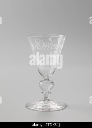 Wine glass, anonymous, c. 1680 - c. 1700 Low base with turned around. Hollow, baluster -shaped trunk with one flat disc. High, funnel -shaped chalice, which is completed at the bottom. Two-drinking men are depicted on the chalice, one sitting in a chair, the other standing. Above it the inscription 'A Glaesie of Vrienschap'. glassblower: Low CountriesRotterdam glass glassblowing Low base with turned around. Hollow, baluster -shaped trunk with one flat disc. High, funnel -shaped chalice, which is completed at the bottom. Two-drinking men are depicted on the chalice, one sitting in a chair, the Stock Photo