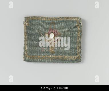 Small bag in an envelope model, completely woven from fine green -gray beads, with a mother -of -pearl knot as a closure, anonymous, c. 1920 Small bag in an envelope model, folded double with a seam along the two sides. The bag is completely woven from fine green-gray beads, with the motif on the front and back a golden-yellow basket with pink flowers, within a list of golden-yellow beads. In the unsure valve a narrow notch, through which the mother -of -pearl knot can be inserted to close the bag. Lining of ecrukligo moiré linen. In the bag a double powder cushion of wandered satin and velvet Stock Photo