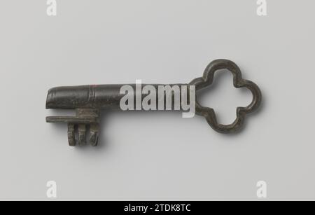 39 keys from the collection of Emmanuel Vita Israël, c. 1200 - c. 1300 Pipe key with four -pass -shaped handle and whose shaft is grooved.  bronze (metal) Pipe key with four -pass -shaped handle and whose shaft is grooved.  bronze (metal) Stock Photo