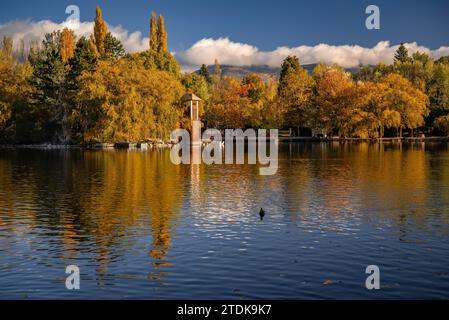 Puigcerdà pond in autumn with the change of color in the trees (Cerdanya, Girona, Catalonia, Spain, Pyrenees) ESP: Lago de Puigcerdà en otoño (Gerona) Stock Photo