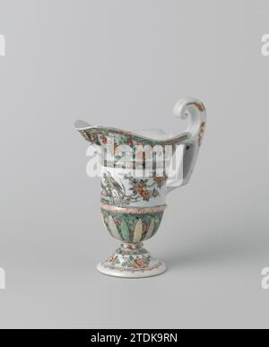 Helmet-shaped ewer with a face, animals and flower sprays, anonymous, c. 1700 - c. 1724 Helmet -shaped can on the foot of porcelain, berchilded on the glaze in blue, red, green, yellow, eggplant, black and gold. On the wall a wide band with flowering plants with a bird and two butterflies, below and above a decorative band; Around the foot a band with lotus leaves between which flower branches against a green speckled soil; Chrysanthemas branches on either side of the spout; The edge with a colored band and one with flower branches against a speckled soil. On the spout a face with headgear in Stock Photo