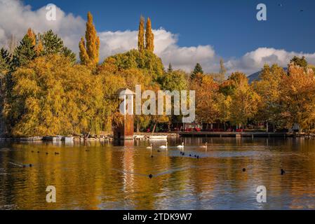 Puigcerdà pond in autumn with the change of color in the trees (Cerdanya, Girona, Catalonia, Spain, Pyrenees) ESP: Lago de Puigcerdà en otoño (Gerona) Stock Photo