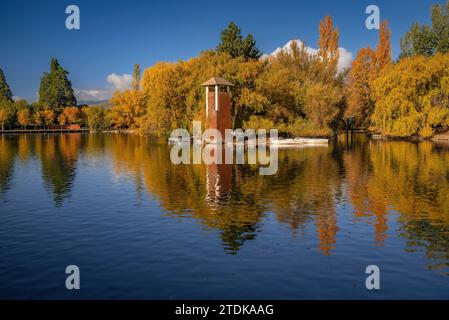 Puigcerdà pond in autumn with the change of color in the trees (Cerdanya, Girona, Catalonia, Spain, Pyrenees) ESP: Lago de Puigcerdà en otoño (Gerona) Stock Photo