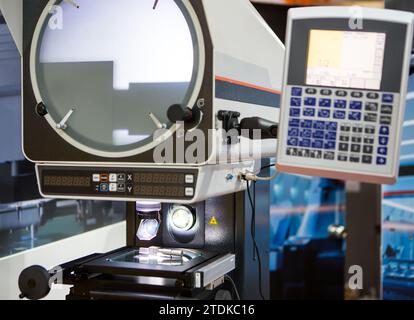 Profile projector dimension measurement machine measuring workpiece dimension in second. Industrial manufacturing Stock Photo