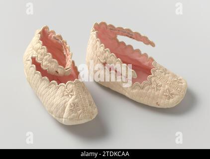 Children's shoe of cream -colored waffle piqué, embroidered with beige silk flowers and trimmed with festunned shells, anonymous, c. 1891 - c. 1892 Children's shoe of cream -colored waffle piqué, embroidered with silk flowers and trimmed with festunned shells. Model: flat, cut cover sheet, high heel with two straps that close in the middle front by means of A velvet button, lined with pink linen. Decoration: In the middle of the nose a embroidered vertical band with two embroidered flowers on either side. The scallops are founded with silk. Dutch East Indies, The whole: Cotton (textile). embro Stock Photo