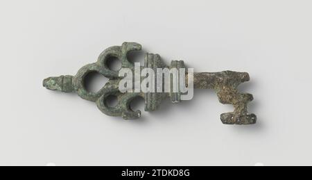 39 keys from the collection of Emmanuel Vita Israël, anonymous Key whose handle consists of a palm with three openings, crowned by a profiled button. The profiled capital consists of two floors. Palmet and capital of bronze, short shaft and beard of iron.  bronze (metal). iron (metal) Key whose handle consists of a palm with three openings, crowned by a profiled button. The profiled capital consists of two floors. Palmet and capital of bronze, short shaft and beard of iron.  bronze (metal). iron (metal) Stock Photo