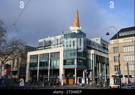 Dropped Cone, by the pop-art artist Claes Oldenburg, ice cone sculpture,  roof of the Neumarkt Galerie, Cologne,Germany, Europe Stock Photo - Alamy