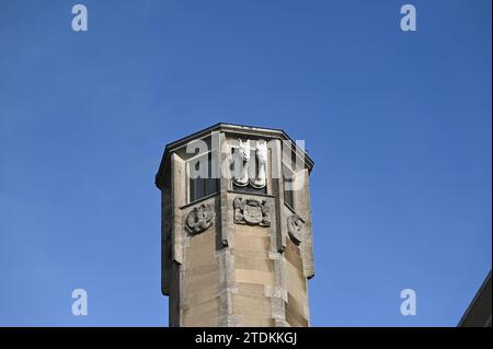 Köln : Pferdekopf Skulpturen am Treppenturm Richmodishaus aus dessen Turmfenstern zwei Pferdeköpfe herausschauen. Diese erinnern an die zur Zeit der Pest spielende Sage um die Kölner Patrizierin Richmodis von Aducht. *** Cologne Horse head sculptures on the Richmodishaus stair tower with two horse heads looking out of the tower windows These are reminiscent of the legend of the Cologne patrician Richmodis von Aducht, which took place at the time of the plague Stock Photo