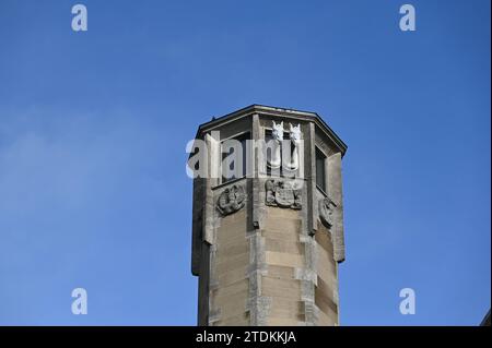 Köln : Pferdekopf Skulpturen am Treppenturm Richmodishaus aus dessen Turmfenstern zwei Pferdeköpfe herausschauen. Diese erinnern an die zur Zeit der Pest spielende Sage um die Kölner Patrizierin Richmodis von Aducht. *** Cologne Horse head sculptures on the Richmodishaus stair tower with two horse heads looking out of the tower windows These are reminiscent of the legend of the Cologne patrician Richmodis von Aducht, which took place at the time of the plague Stock Photo