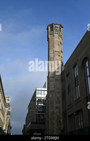 Köln : Pferdekopf Skulpturen am Treppenturm Richmodishaus aus dessen Turmfenstern zwei Pferdeköpfe herausschauen. Diese erinnern an die zur Zeit der Pest spielende Sage um die Kölner Patrizierin Richmodis von Aducht. *** Cologne Horse head sculptures on the Richmodishaus stair tower with two horse heads looking out of the tower windows These are reminiscent of the legend of the Cologne patrician Richmodis von Aducht, which took place at the time of the plague Stock Photo