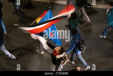 Dresden, Germany. 18th Dec, 2023. Participants in a demonstration by the right-wing extremist movement Pegida walk along the Terrassenufer in the evening. Credit: Robert Michael/dpa/Alamy Live News Stock Photo
