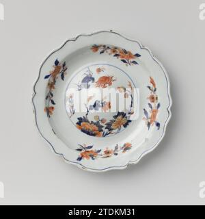 Saucer with crabs, peony sprays and raised centre, anonymous, c. 1730 - c. 1850 Scale or butter dish made of porcelain with an increased center and scalloped edge, painted in underly glaze blue and on the glaze red and gold. On the flat a medallion with two crabs and peon branches; The wall with four flower branches. Chinese Imari. China porcelain. glaze. gold (metal) painting / gilding / vitrification Scale or butter dish made of porcelain with an increased center and scalloped edge, painted in underly glaze blue and on the glaze red and gold. On the flat a medallion with two crabs and peon b Stock Photo