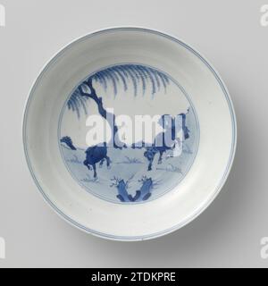 Saucer-dish with horses in a landscape, anonymous, c. 1680 - c. 1720 Scale of porcelain with round wall, painted in under -glaze blue. On the flat four horses in a landscape with rocks and a tree; The rear with four galloping horses in a landscape with rocks and a tree. Marked on the underside with the six-character brand of Keizer Chenghua in a double circle. Blue White. China porcelain. glaze. cobalt (mineral) painting / vitrification Scale of porcelain with round wall, painted in under -glaze blue. On the flat four horses in a landscape with rocks and a tree; The rear with four galloping ho Stock Photo