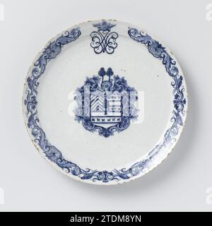 Plate, painted with an unknown weapon, possibly from Egmond, Anonymous, 1718 Plate of earthenware painted in blue on tinglaze with an unknown weapon in the platelet, possibly of a member of an unknown family of Egmond. In addition, a crowned mirror monogram J.V.E. The edge decorated with leaf work. Delft . Plate of earthenware painted in blue on tinglaze with an unknown weapon in the platelet, possibly of a member of an unknown family of Egmond. In addition, a crowned mirror monogram J.V.E. The edge decorated with leaf work. Delft . Stock Photo