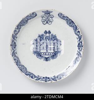 Plate, painted with an unknown weapon, possibly from Egmond, Anonymous, 1718 Plate of earthenware painted in blue on tinglaze with an unknown weapon in the platelet, possibly of a member of an unknown family of Egmond. In addition, a crowned mirror monogram J.V.E. The edge decorated with leaf work. Delft . Plate of earthenware painted in blue on tinglaze with an unknown weapon in the platelet, possibly of a member of an unknown family of Egmond. In addition, a crowned mirror monogram J.V.E. The edge decorated with leaf work. Delft . Stock Photo