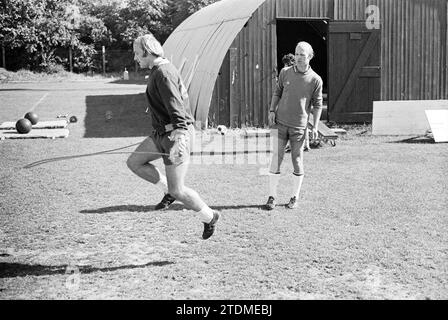 New Haarlem player training, Football Haarlem, 07-09-1971, Whizgle News from the Past, Tailored for the Future. Explore historical narratives, Dutch The Netherlands agency image with a modern perspective, bridging the gap between yesterday's events and tomorrow's insights. A timeless journey shaping the stories that shape our future Stock Photo