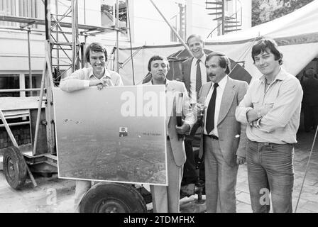 Five men with a poster of an airplane with air advertising for Ariola record company, 29-06-1979, Whizgle News from the Past, Tailored for the Future. Explore historical narratives, Dutch The Netherlands agency image with a modern perspective, bridging the gap between yesterday's events and tomorrow's insights. A timeless journey shaping the stories that shape our future Stock Photo