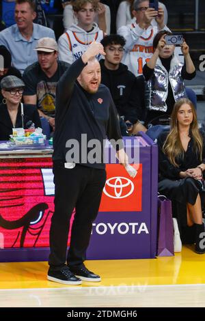 Los Angeles, United States. 18th Dec, 2023. New York Knicks head coach Tom Thibodeau directs during an NBA basketball game against the Los Angeles Lakers at Crypto.com Arena. Final score; Knicks 114:109 Lakers Credit: SOPA Images Limited/Alamy Live News Stock Photo
