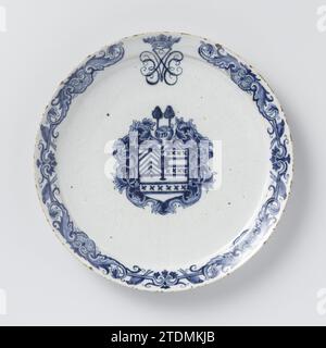 Plate, painted with an unknown weapon, possibly from Egmond, Anonymous, 1718 Plate of earthenware painted in blue on tinglaze with an unknown weapon in the platelet, possibly of a member of an unknown family of Egmond. In addition, a crowned mirror monogram J.V.E. The edge decorated with leaf work. Delft . Plate of earthenware painted in blue on tinglaze with an unknown weapon in the platelet, possibly of a member of an unknown family of Egmond. In addition, a crowned mirror monogram J.V.E. The edge decorated with leaf work. Delft . Stock Photo