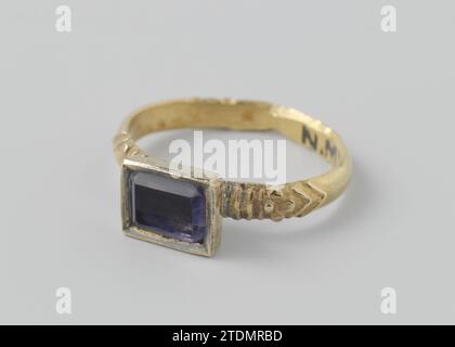 Finger ring, anonymous, c. 1750 Finger ring of gold with a square blue stone. Surat gold (metal). sapphire (mineral) Finger ring of gold with a square blue stone. Surat gold (metal). sapphire (mineral) Stock Photo
