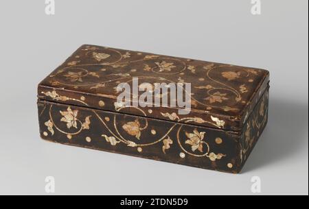 Lacquer box with inner box and lid, anonymous, 1300 - 1500 Lacquer box with inner box and lid, inlaid with pearl flour motifs. Korea lacquer (coating). mother of pearl Lacquer box with inner box and lid, inlaid with pearl flour motifs. Korea lacquer (coating). mother of pearl Stock Photo