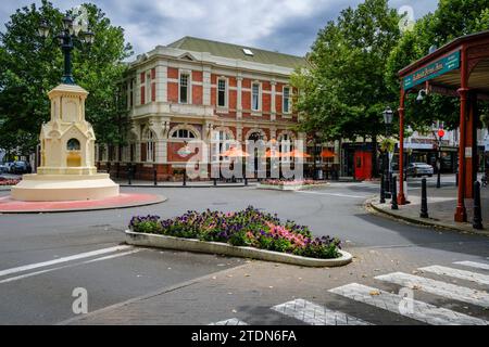 The Watt Memorial Fountain and the former Post and Telegraph Office building in the centre of Whanganui, Manawatu-Whanganui, North Island, New Zealand Stock Photo