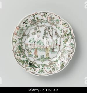 Plate with two women in a fenced garden, antiquities and flower sprays, anonymous, c. 1700 - c. 1724 Plate of porcelain with scalloped edge, painted in underly glaze blue and on the glaze blue, red, green, yellow, eggplant and black. On the flat a scalloped medallion with two women (long lips), one with fan and one with jug, in a fenced garden with flowerpot, rocks and trees; on the wall and edge peach-shaped cartouches filled with flower branch with insect or antiques (vase, peacock springs, books, Ruyi-Skeptter, tripod, image of a lion and three-legged path), birds flying between the subject Stock Photo