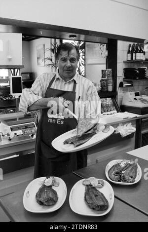 Fish restaurant Van Es IJmuiden, Restaurant, IJmuiden, The Netherlands, 31-03-1989, Whizgle News from the Past, Tailored for the Future. Explore historical narratives, Dutch The Netherlands agency image with a modern perspective, bridging the gap between yesterday's events and tomorrow's insights. A timeless journey shaping the stories that shape our future Stock Photo