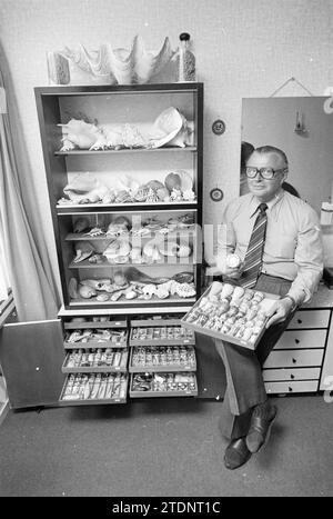 Man with shell collection, 00-00-1978, Whizgle News from the Past, Tailored for the Future. Explore historical narratives, Dutch The Netherlands agency image with a modern perspective, bridging the gap between yesterday's events and tomorrow's insights. A timeless journey shaping the stories that shape our future Stock Photo