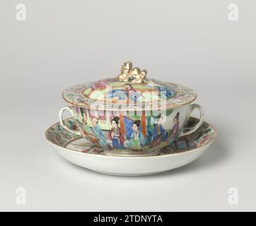 Tureen with stand with figures on a terras near a pavilion, anonymous, c. 1800 - c. 1849 Terrine with lid and on the porcelain dish with two braided ears, painted on the glaze in blue, red, pink, green, yellow, black and gold. On the flat of the dish a group sitting and standing women on a fenced terrace for a pavilion on the waterfront; Flowering plants, bird, butterflies and bats on the wall. The terrine with two different performances of a group of women and a sitting man; The lid with a sitting woman in a garden, two standing people with a fan and two women looking from the window of the p Stock Photo