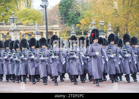 London, UK. 21st November 2023. King's Guards march outside Buckingham Palace during the State Visit of President Yoon Suk Yeol to the UK. Credit: Vuk Valcic/Alamy Stock Photo