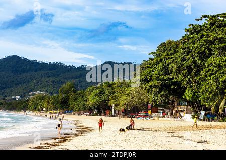 Tourist morning walk on Chaweng Beach, Ko Samui, Thailand Stock Photo