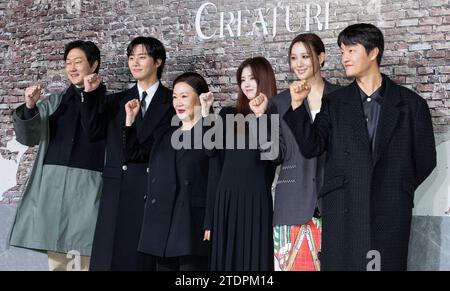 Seoul, South Korea. 19th Dec, 2023. (L to R) South Korean director Jung Dong-yoon, actors Park Seo-joon, Kim Hae-sook, Han So-hee, Soo Hyun, Jo Han-cheol, attends a photo call for the Netflix drama GyeongSeong Creature Press Conference in Seoul, South Korea on December 19, 2023. (Photo by Lee Young-ho/Sipa USA) Credit: Sipa USA/Alamy Live News Stock Photo