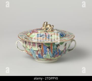 Tureen with stand with figures on a terras near a pavilion, anonymous, c. 1800 - c. 1849 Terrine of porcelain with two braided ears, painted on the glaze in blue, red, pink, green, yellow, black and gold. The terrine with two different performances of a group of women and a sitting man; The lid with a sitting woman in a garden, two standing people with a fan and two women looking from the window of the pavilion. Famle Rose. China porcelain. glaze. gold (metal) painting / gilding / vitrification Terrine of porcelain with two braided ears, painted on the glaze in blue, red, pink, green, yellow, Stock Photo